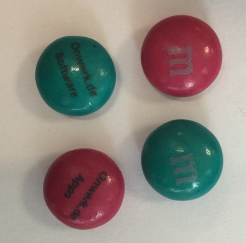 Die Süßigkeiten für Ihre Gäste gestalten wir mit Ihrem Logo und Werbespruch Onwerk-m&m